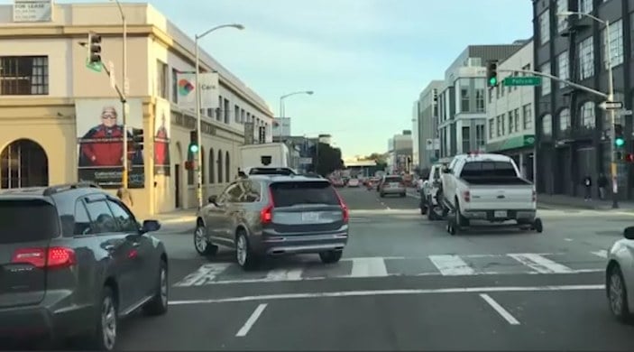 Uber'in sürücüsüz aracı trafik ihlali yaptı