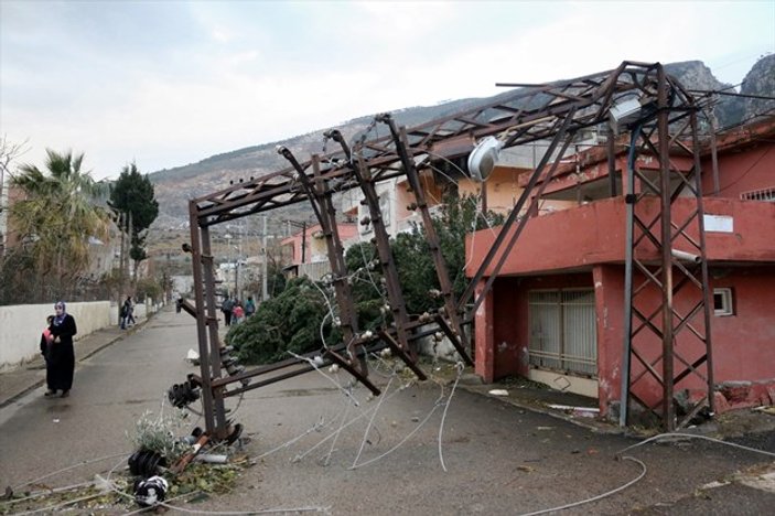 İskenderun'da şiddetli fırtına nedeniyle 2 TIR devrildi