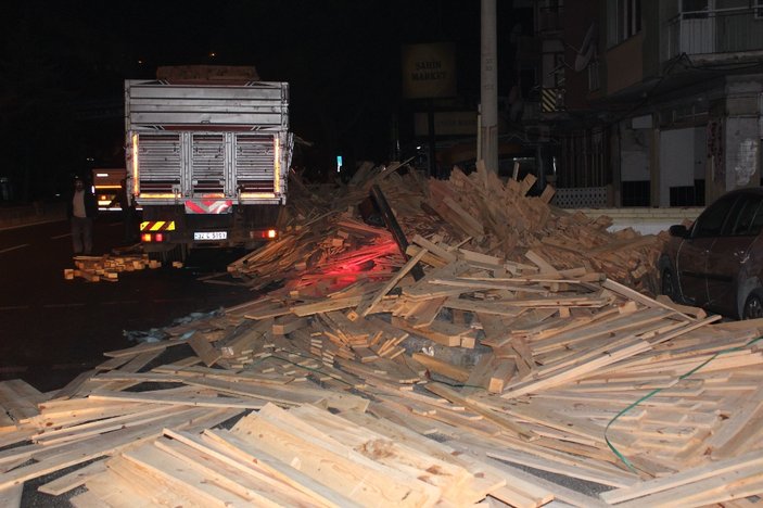 Aydın'da 20 ton kereste yola döküldü