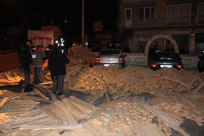 Aydın'da 20 ton kereste yola döküldü