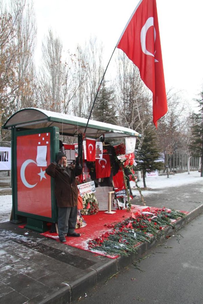 Kayseri'de şehitlere saygı nöbeti