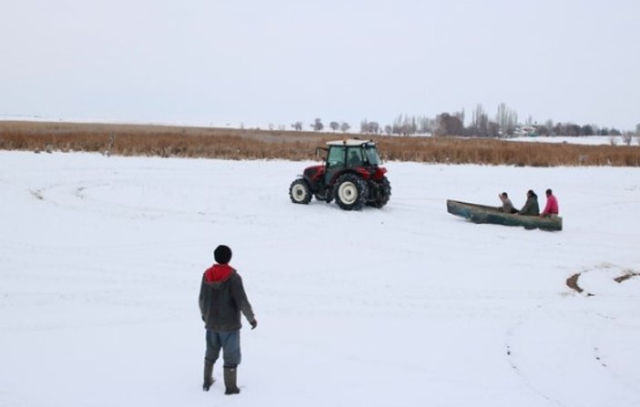 Konya'da balıkçıların traktörlü kayak keyfi