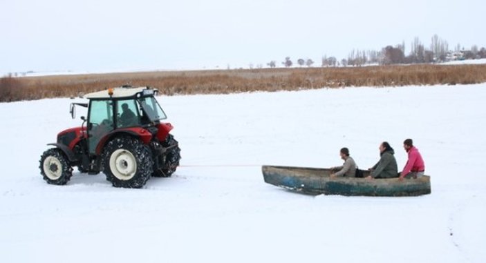 Konya'da balıkçıların traktörlü kayak keyfi