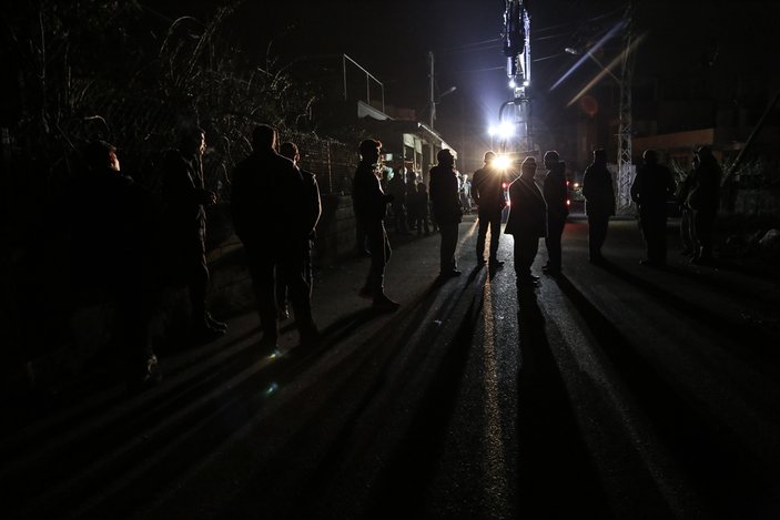 Hatay'da 6 gün sonra elektriğe kavuştular