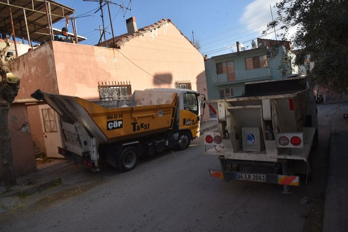 Manisa'da bir evden dört kamyon çöp çıktı