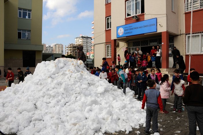 Mersin'de okul bahçesine kamyonla kar taşındı