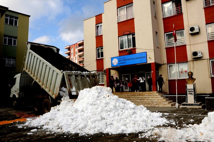 Mersin'de okul bahçesine kamyonla kar taşındı
