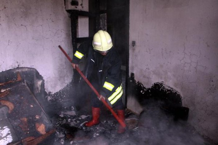 Muğla'da bir yangında balkonda kalan anne ve bebeği kurtarıldı