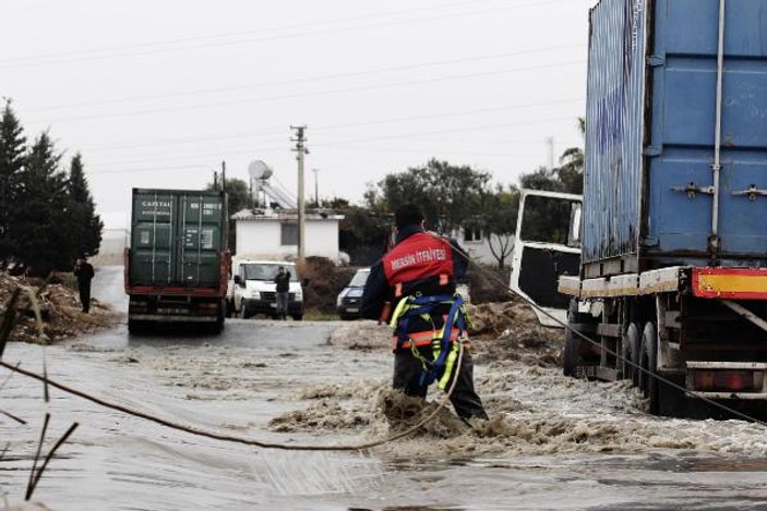 Mersin'de aşırı yağışta araçlar sürüklendi
