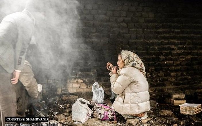 İran mezarlıkta yaşayan yoksulları tartışıyor