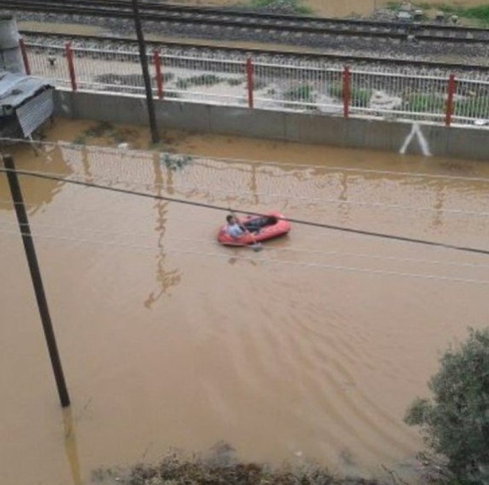 Sel sularının doldurduğu alt geçitte yüzen Mersinli