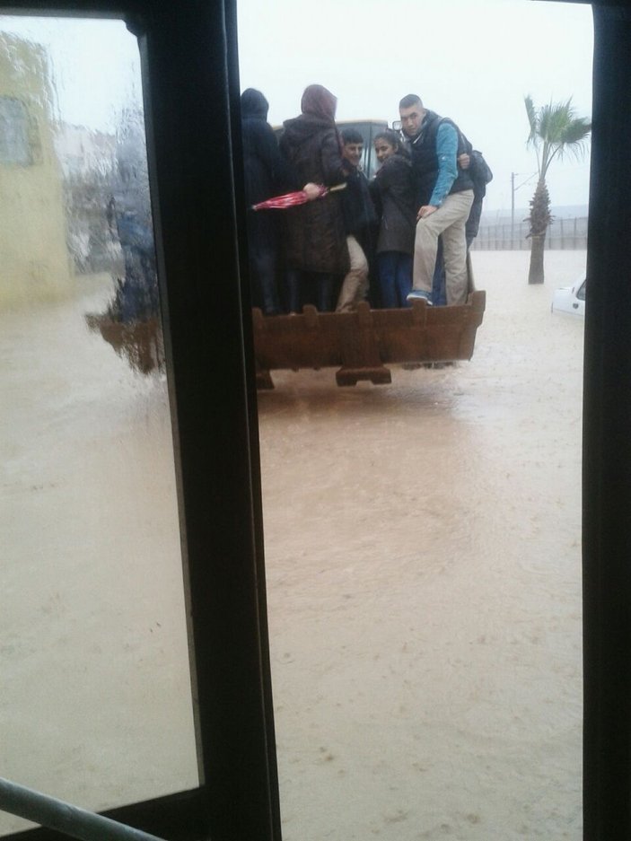 Mersin'de otobüsler sular içinde kaldı