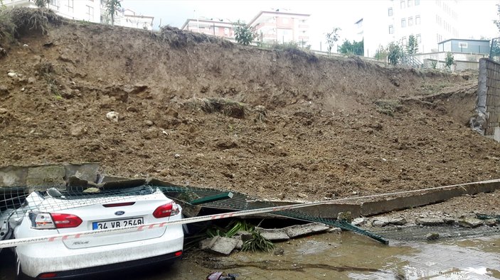 Alanya'da istinat duvarı arabalarının üstüne düştü