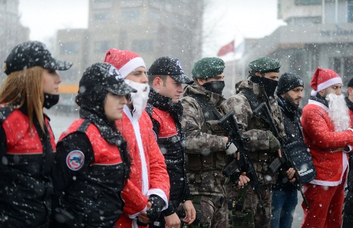 Taksim'in güvenliği Noel Baba'larda