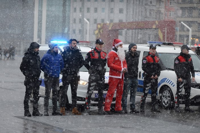 Taksim'in güvenliği Noel Baba'larda