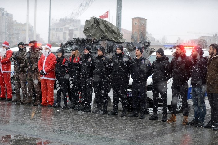 Taksim'in güvenliği Noel Baba'larda