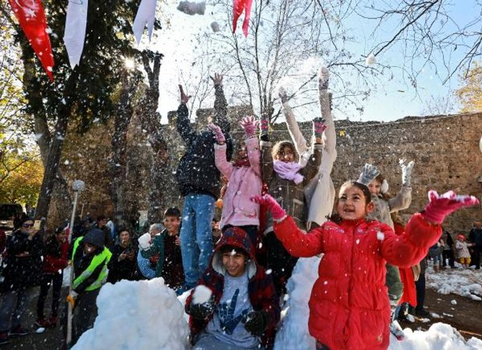 Antalya'da yılbaşı öncesi taşıma karla eğlence