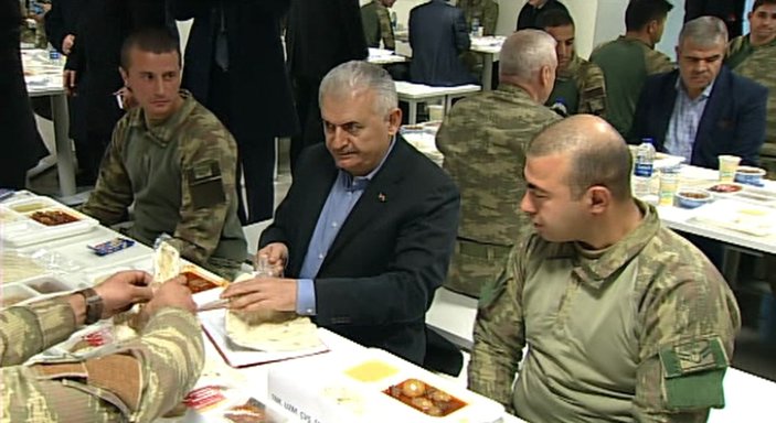 Başbakan Yıldırım askerlerle yemek yedi
