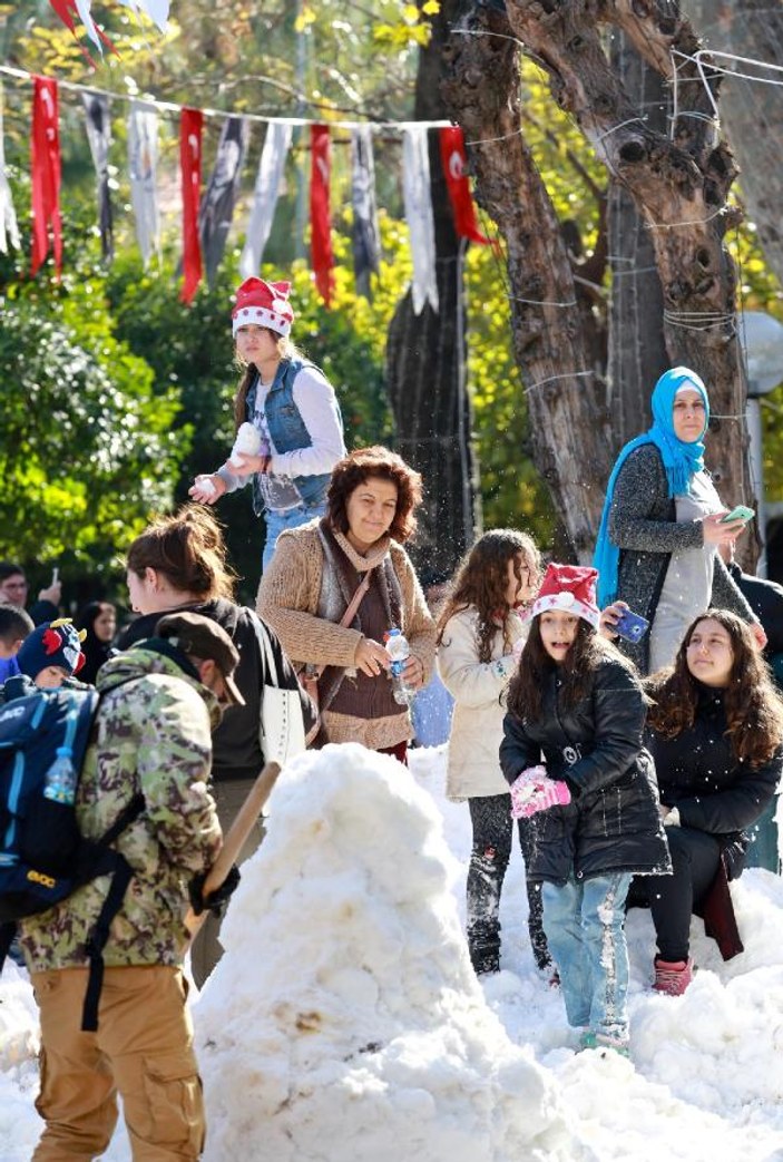 Antalya'da yılbaşı öncesi taşıma karla eğlence