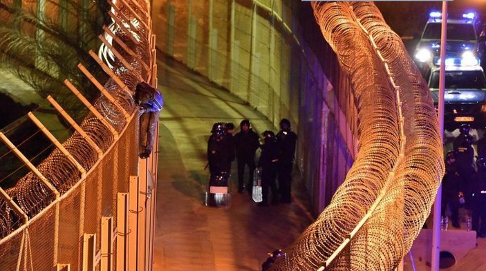 İspanya-Fas sınırında kaçak göçmenler tel örgülere takıldı