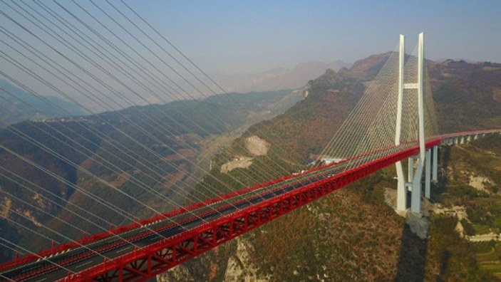 Çin'de dünyanın en yüksek köprüsü hizmete açıldı