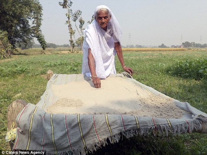 63 yıldır kum yiyen Hint kadın
