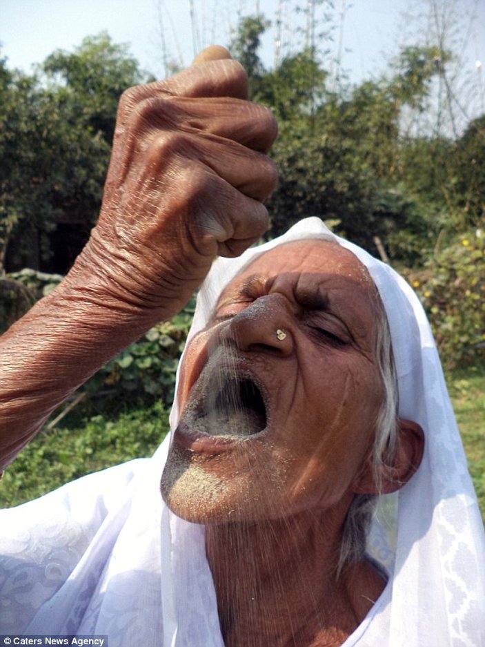 63 yıldır kum yiyen Hint kadın