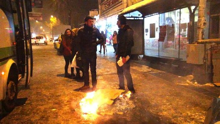 Kars'ta duraklardaki yolcular üşümemek için ateş yaktı