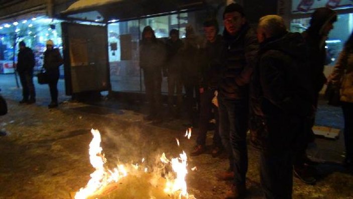 Kars'ta duraklardaki yolcular üşümemek için ateş yaktı
