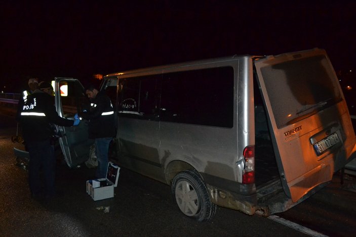 Kaçakları taşıyan minibüs kaza yaptı: 1 ölü, 25 yaralı
