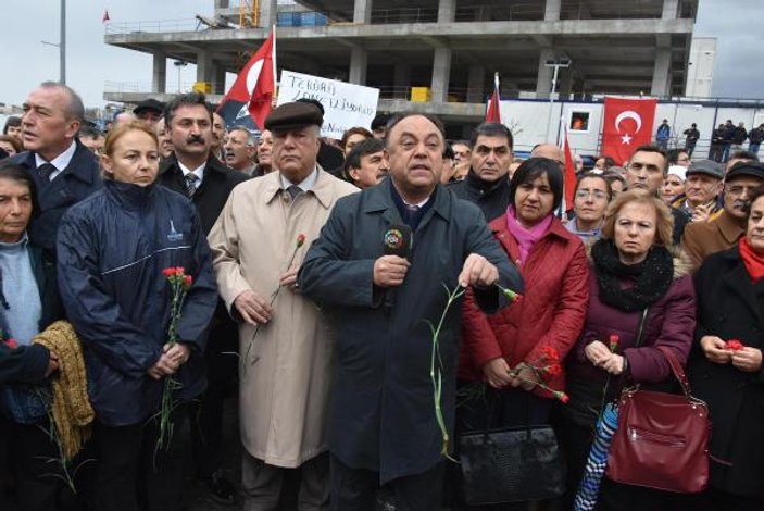 CHP'liler İzmir Adliyesi'nin önünde toplandı