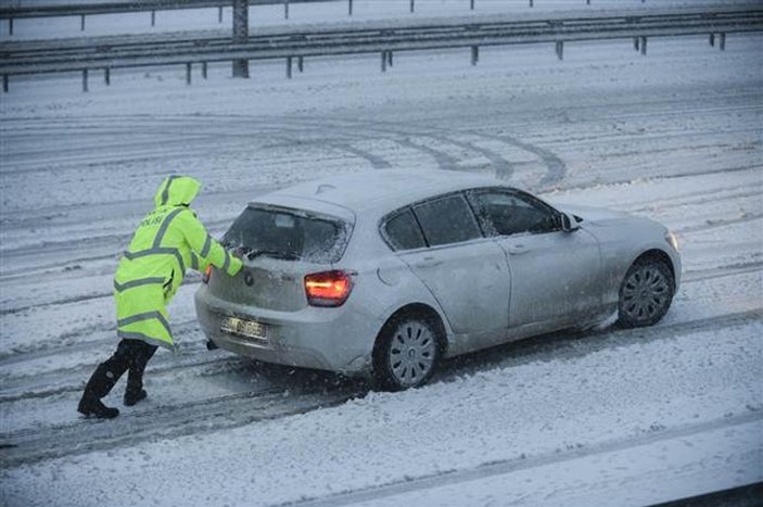 Karla birlikte İstanbul'da trafik felç oldu