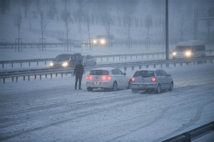 Karla birlikte İstanbul'da trafik felç oldu