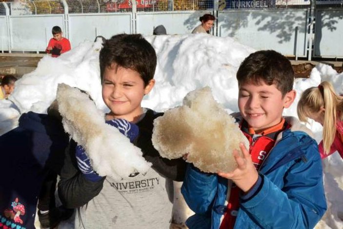 Fethiye'de minik öğrencilerin kar keyfi