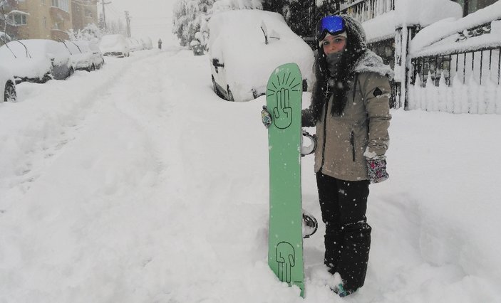 Şehrin göbeğinde snowboard yapan genç