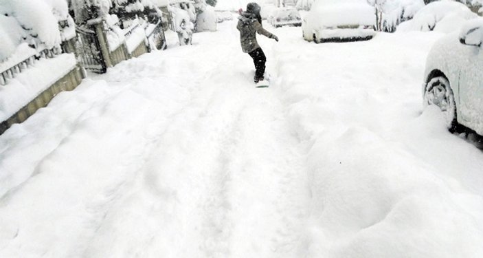 Şehrin göbeğinde snowboard yapan genç