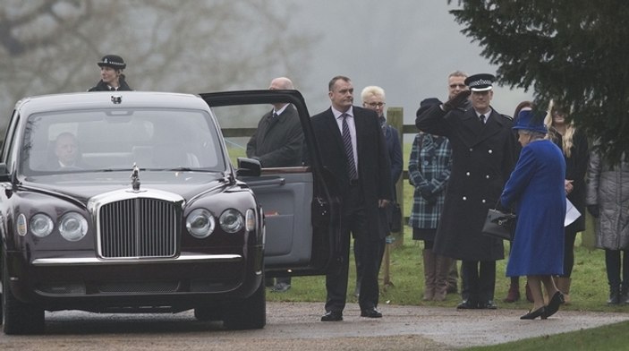 Kraliçe Elizabeth kamuoyu önüne çıktı