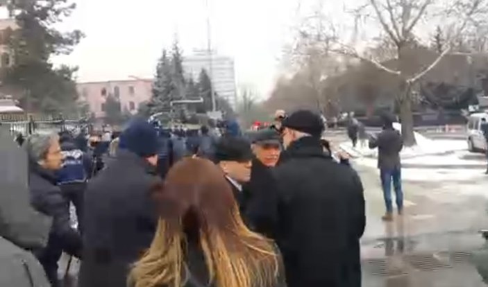 TBMM'ye yürümek isteyen CHP'lilere polis müdahalesi