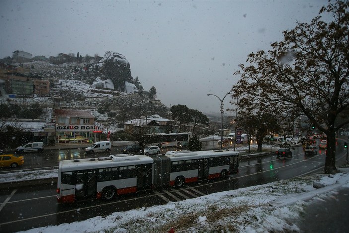 İzmir'e kar yağdı