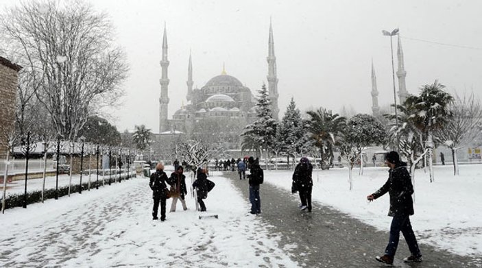 İstanbul'da kar şiddetini yeniden artırdı