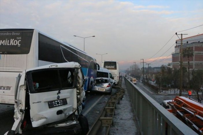 İzmir'de 20 araçlık zincirleme trafik kazası