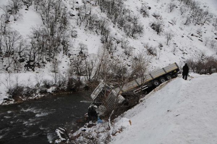 Tunceli'de kar yağışı nedeniyle 250 köy yolu kapandı