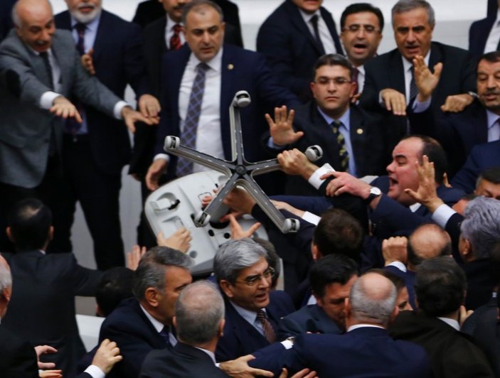 AK Partili Fatih Şahin'in burnu kırıldı