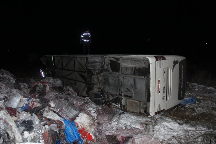 Bilecik’te yolcu otobüsü devrildi: 31 yaralı