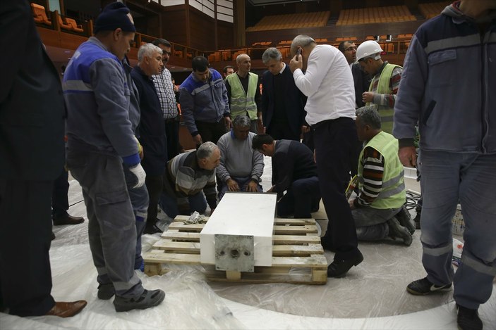 Genel Kurul'da zarar gören kürsü tamir edildi