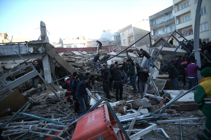 Zeytinburnu Belediye Başkanı'ndan çöken bina açıklaması