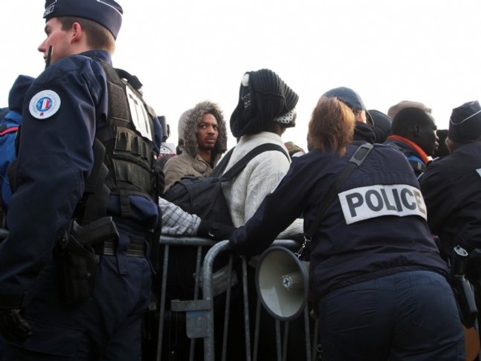 Fransa polisi göçmenlere nefes aldırmıyor