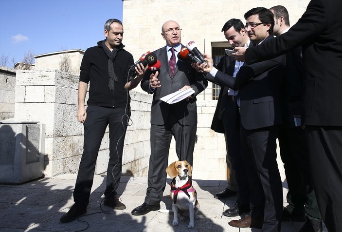 CHP'li Mahmut Tanal köpeğiyle basın toplantısı yaptı
