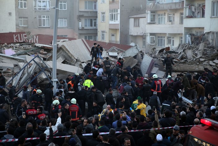 Zeytinburnu'nda bina çöktü