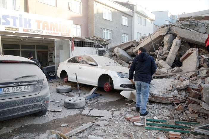 Zeytinburnu'nda bina çöktü